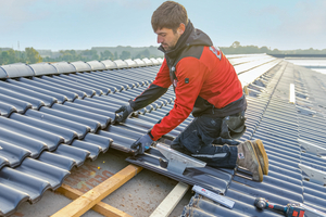  Die Solar-Trägerpfannen von Fleck können sparrenunabhängig mit wenigen Handgriffen montiert werden. Eine Nachbearbeitung der benachbarten Dachpfannen ist nicht erforderlich 