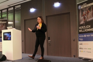  Janina Hintermayer von der IPAF widmete sich in ihrem Vortrag der Sicherheit bei der Verwendung von Hubarbeitsbühnen 