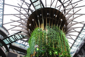  Der 9. Fachkongress für Absturzsicherheit fand dieses Jahr im Radisson Collection Hotel in Berlin statt. Im „Living Tree“ im Foyer des Hotels wurden während des Kongresses Höhenarbeiten durchgeführt 