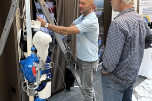  In der begleitenden Fachausstellung konnten sich die Besucher über neue Produkte zur Absturzsicherung informieren 