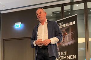  Prof. Dr.-Ing. Marco Einhaus von der BG Bau präsentierte auf dem Fachkongress aktuelle Zahlen zu Absturzunfällen und zeigte Möglichkeiten, um diese Unfälle zu verhindern 