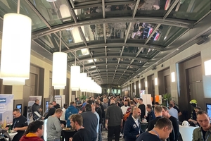  Die Fachausstellung des Fachkongresses für Absturzsicherheit lud in den Kongresspausen zum Austauschen und Netzwerken ein 