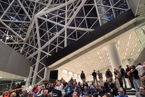  Die Teilnehmenden verfolgten die Live-Vorführung im Axel-Springer-Neubau und den Vortrag von Markus Füss mit großem Interesse 