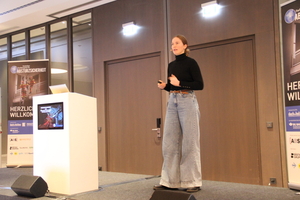  Eine Möglichkeit, um Arbeiten in der Höhe sicher zu gestalten, ist der Einsatz von Drohnen, wie Friederike Biffar vom Start-up Aithon Robotics aufzeigte 