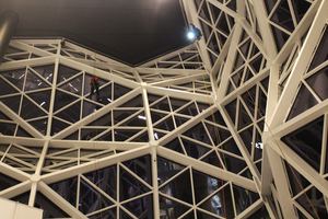  Ein Highlight des diesjährigen Fachkongresses war die Höhenarbeitsdemonstration im Atrium des Axel-Springer-Neubaus 