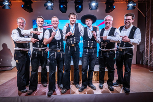  Die Gewinner im Zimmererhandwerk bei den Deutschen Meisterschaften im Bauhandwerk 2025 (ab dem 3. v. l.): Camillo Julius Bielenberg (Silber, Schleswig-Holstein), Ludwig Benz (Gold, Brandenburg) und Urs-Uwe Tolksdorf (Bronze, Baden-Württemberg) mit den Mitgliedern des Bewertungsausschusses 