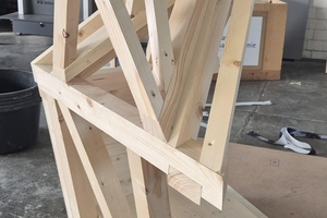  Im Wettbewerb musste ein ungleich geneigter Dachstuhl mit einer Spitzgaube mit steigendem First gebaut werden 