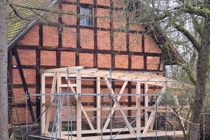  Die meisten Projekte der Zimmerei, in der Ludwig Benz arbeitet, sind Einzelkonstruktionen, wie zum Beispiel ein Gartentor mit Sondermaßen oder ein konisch zulaufender Carport 