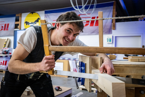  Der 26-jährige Wahl-Brandenburger liebt es, mit Holz zu arbeiten und ist mit Leib und Seele Zimmerer 
