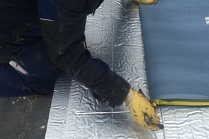  Damit das Elektroimpulsverfahren auf Flachdächern in Holzbauweise funktioniert, wird über dem nicht leitfähigen Untergrund eine leitfähige Schicht eingebracht, in diesem Fall ein Gittergewebe 