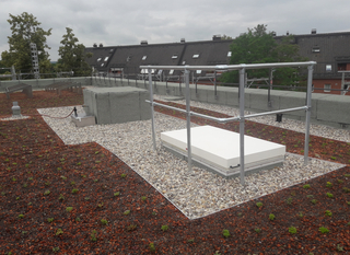 Durchdringungsfreie Verankerung von Gelaendern am Dachaustritt von Zinco