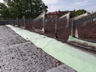 Fixodrain XD 20 mit Solarbasisplatten und Solargrundrahmen sowie Aquafleece AF 300