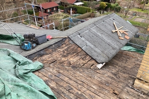  Zu DDR-Zeiten war die Dachfläche mehrfach mit Bitumenbahnen abgedichtet worden  