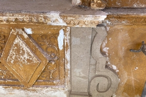  Die Fassaden waren einst geschmückt durch reiche Ornamente aus Gips, Sand und Kalk, die Holzverzierungen nachbilden. Teile davon wurden durch Restauratorinnen ergänzt und erneuert 