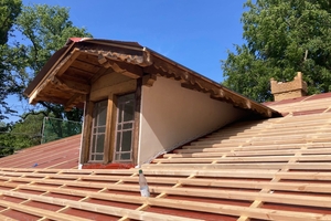  Über den Sparren brachten die Dachdecker zunächst eine Kiefernholzschalung auf, darüber folgten eine Unterdeckbahn sowie eine Konter- und Traglattung 