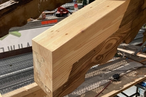  Schadhafte Balkenkonstruktionen wurden im Vorfeld der Neueindeckung durch die Zimmerei Schmiechen &amp; Grüber originalgetreu ergänzt 