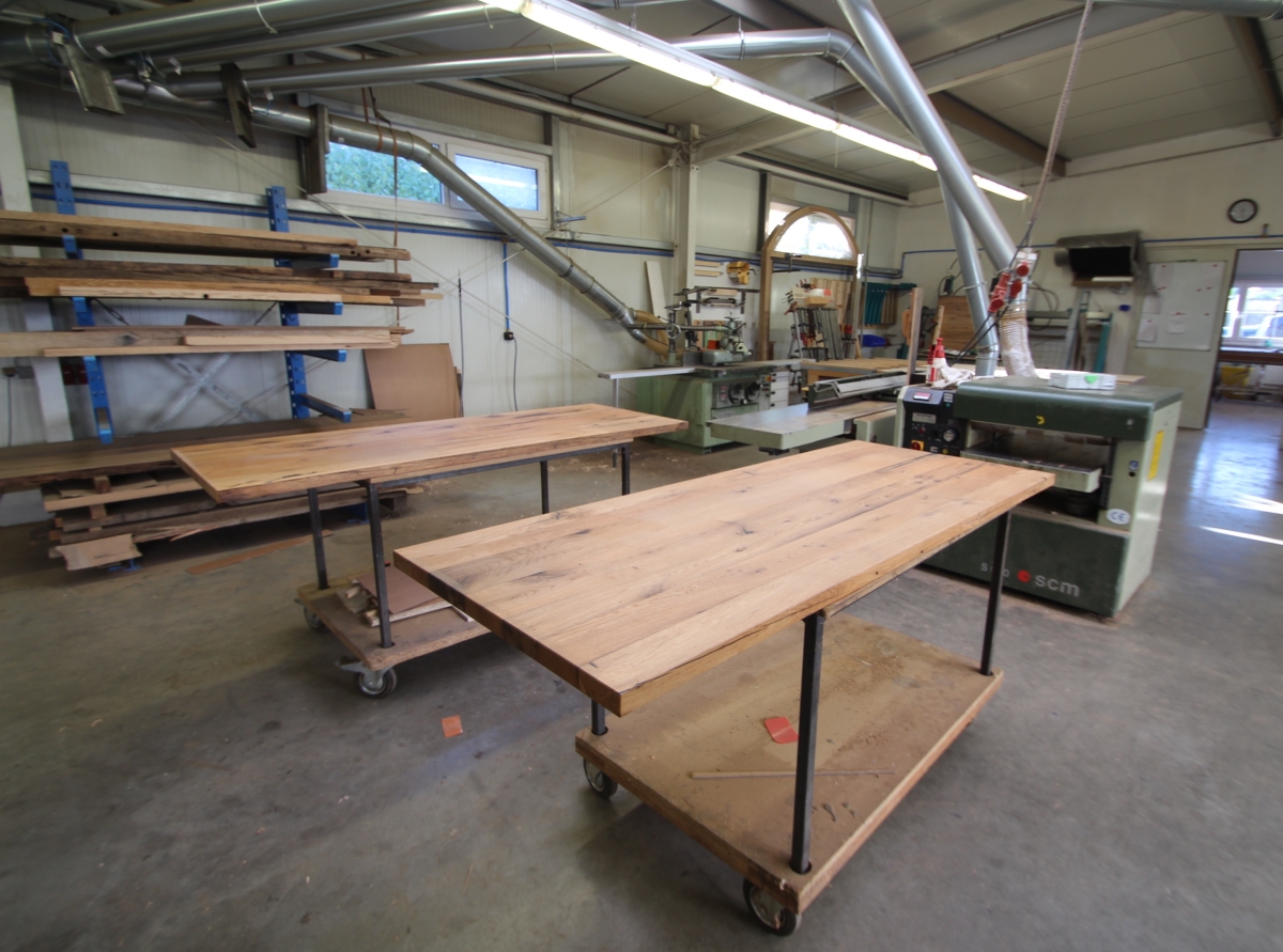 In der Tischlerei der Firma Knapp entstehen viele maßgefertigte Produkte aus Altholz