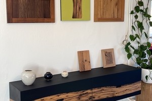  Unikate aus Eichen-Altholz im Ausstellungs- und Bueroraum der Firma Knapp  