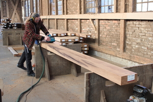  Aufbereitung eines Eiche-Altholzbalkens bei der Firma Knapp in Deensen 