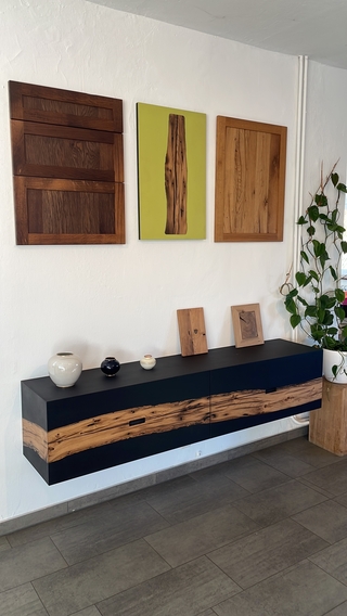 Unikate aus Eichen-Altholz im Ausstellungs- und Bueroraum der Firma Knapp 