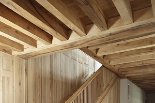 Wohnhaus mit Deckenbalken aus aufbereitetem Eichen-Altholz