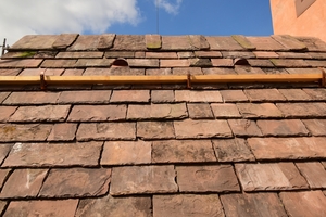  Beispiel einer Dacheindeckung mit Wesersandsteinplatten auf dem Dach des Klosters Buchhagen 
