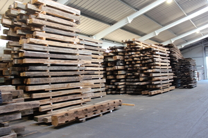  Die Altholzexperten aus Deensen verfügen über eine große Auswahl an Eichenhoelzern in verschiedenen Abmessungen 