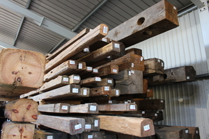  Die Firma Knapp lagert Altholz in verschiedenen Stärken witterungsgeschützt: mit Querschnitten von bis zu 45 cm x 45 cm stammen einige der größten Balken dabei von Weinpressen  