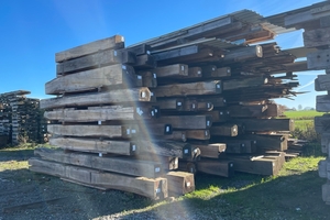  Auf dem Hof der Firma Knapp lagern Holzbalken in allen Größen: Um die 800 m³ Eichenholzbalken sind permanent auf Lager 