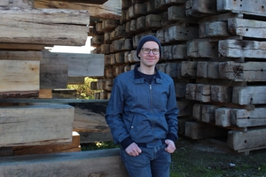  Stephan Thomas, Chefredakteur des Magazins dach+holzbau, zu Besuch bei dem Altholzhändler Thomas Knapp historische Baustoffe GmbH in Deensen 