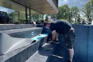  Die Verlegung der Folien verlangt ein hohes Maß an Präzision, da im Bereich der Stoßnähte ein Unterlegstreifen zwischen unterer Vliesebene und der sichtbaren Folienebene montiert wird 