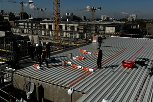  Das 1500 m² große Flachdach wurde zunächst mit Bitumenschweißbahnen abgedichtet, danach folgten eine Steinwolldämmung und eine zweilagige Bitumenabdichtung 