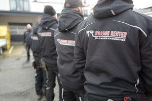  Die Mitarbeitenden des Dachdeckerbetriebs sind einheitlich mit moderner Berufsbekleidung ausgestattet 