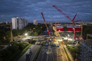  Die neue Brücke überquert die B 38, die während des Einhubs für den Verkehr gesperrt werden musste 