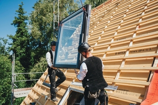 Klapp-Schwingfenster „Designo 8“ von Roto Frank 