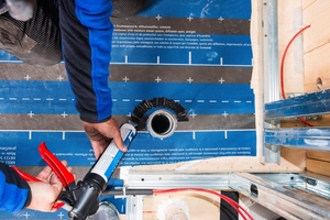  Unterbrechungen der Leiterstreifen, beispielsweise aufgrund von Durchdringungen, können mit einer leitfähigen Paste umgangen werden 