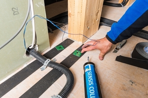  An schwer zugänglichen Stellen können kleine Feuchtesensorikflächen mit separaten Leiterstreifen auf Klebeband erstellt werden 