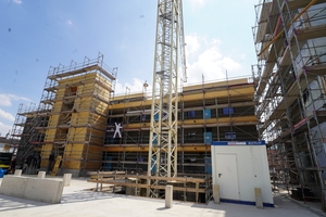  Durch das große Volumen des Neubaus ergeben sich Bauzeiten über mehrere Monate, in denen die Holzbauteile der Witterung ausgesetzt sind 