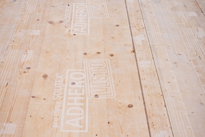  Selbstklebende und transparente Witterungsschutzbahnen schützen die Holzdecken in der Bauphase vor Feuchtigkeit 