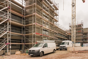  2 Baustelle Ilmenau Massivholzbau Fassade Geruest Holzschalung 