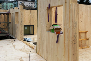  Die Decken des Gebäudes werden aus Brettsperrholz erstellt, die Wände als „Massivholzmauern“ 