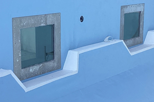  Die Sichtfenster im Schwimmerbecken stehen unter Denkmalschutz. Die Abdichtung erfolgte durch einen maßgefertigten, foliengerechten Flansch 