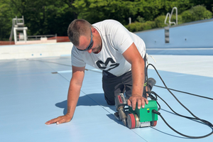  In beiden Becken wurde die Abdichtungsbahn „Sikaplan WP 3150-16 R/RE“ verlegt, hier im Schwimmerbecken in Hellblau. Die Überlappungen wurden thermisch gefügt 