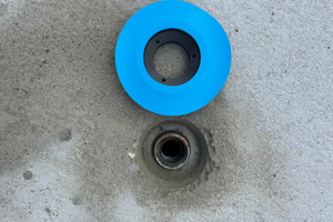  Durch den Wechsel von einer FPO- auf eine PVC-Bahn mussten aus Kompatibilitätsgründen auch alle Einbauteile getauscht werden. Hier zu sehen ein PVC-Einströmdüsenaufsatz 