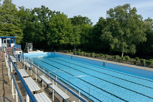  In das fertig abgedichtete Schwimmerbecken wird nach Abschluss der Arbeiten das Wasser eingelassen 