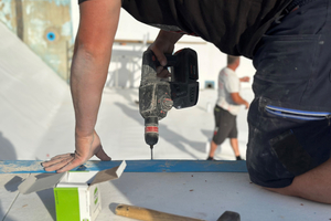  Im abfallenden Bereich zum Sprungturm wurde ein Verbundblech mit oberseitiger Kunststoffkaschierung angebracht 