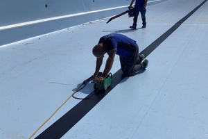  Als Bahnmarkierungen wurden die schwarzen Tauchstreifen „Sikaplan WP 3100-14 C“ verklebt und die umlaufenden Schweißnähte mit Handschweißgeräten geschlossen 