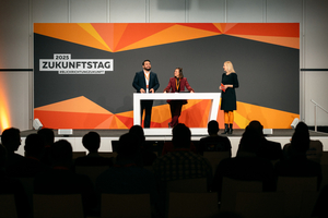  Florian Scherr, Geschäftsleiter Vertrieb und Produktmanagement, und Ann-Katrin Rieser, Leitung Marketing und Kommunikation (Mitte), eröffneten den „Zukunftstag“ 