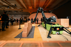  Präzisionsarbeit: Der Mauerwerksroboter sorgt für passgenaue Ausrichtung von Mauerziegeln und Fugen 