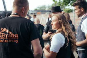  Dabei kommen Mitarbeiterinnen und Mitarbeiter von Dachdecker-, Zimmerer- und Spenglerbetrieben aus verschiedenen Regionen Deutschlands auf dem „Dachkrone“-Event im Mai 2026 zusammen 